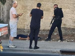 الصور إصابة مستوطن بجراح خطيرة في عملية طعن بالقدس وإصابة المنفذ